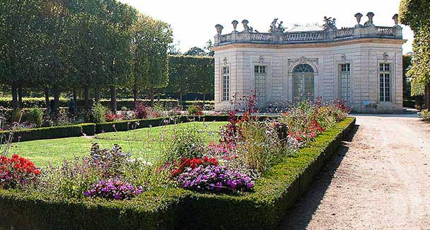 LVMH on X: Découverte de l'Orangerie et les Jardins de la Résidence  Trianon chez Moët & Chandon à Epernay, en Champagne. / Visitors  discover the Orangerie and the Trianon Residence in Epernay